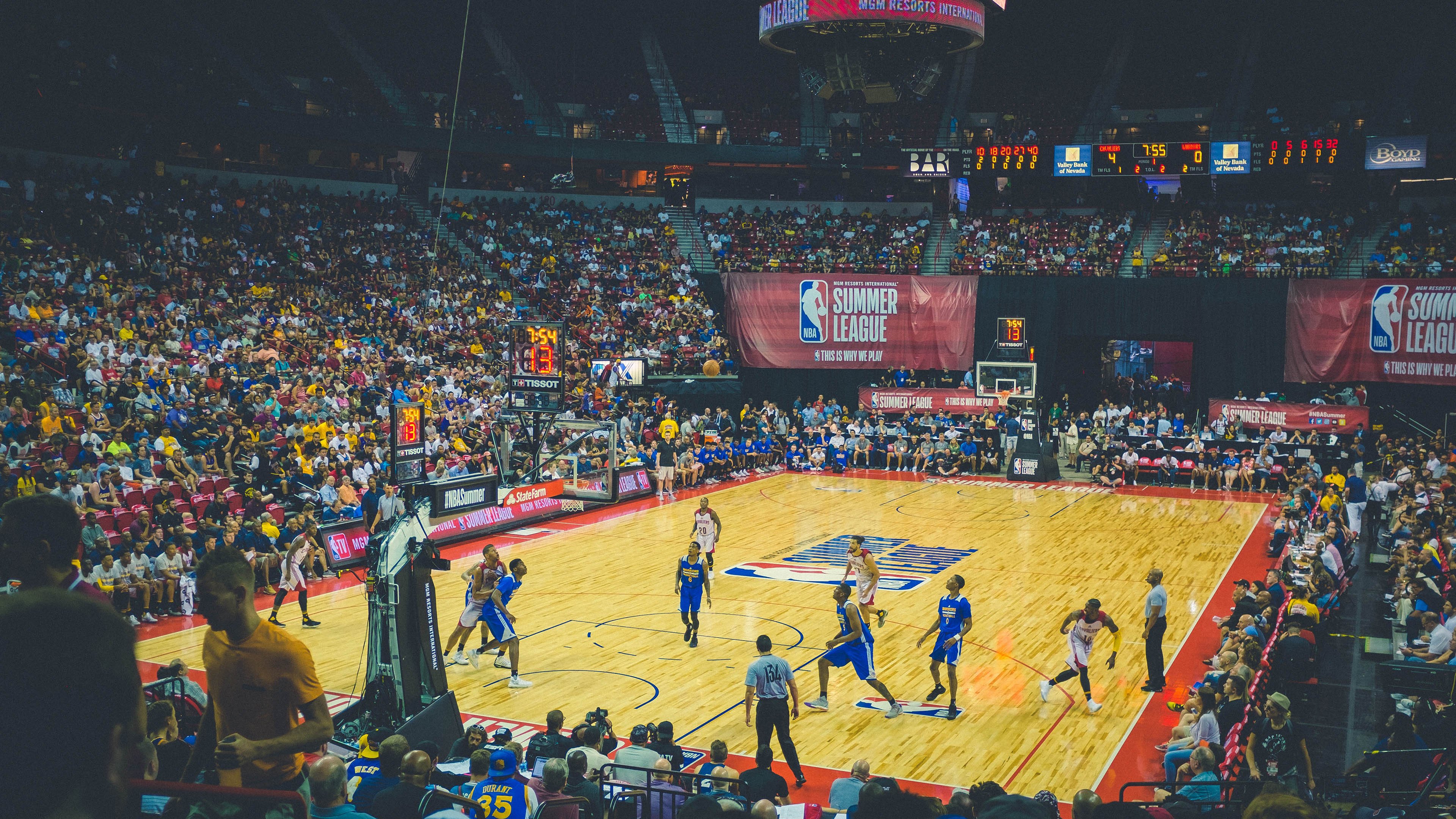 开云足球直播-冰与火的对决，NBA季后赛奇才队如何以新疆防线锁定胜局