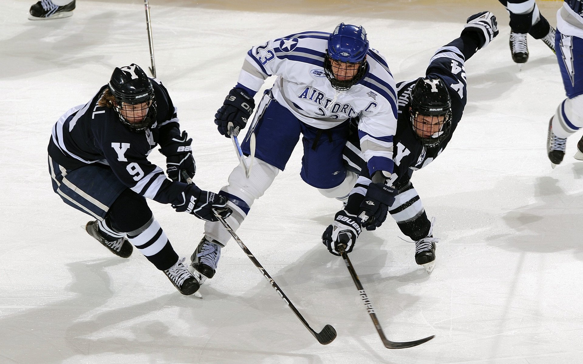赛道上的戏剧性逆转，阿斯顿马丁绝杀梅赛德斯，拉塞尔状态火热却难挽败局